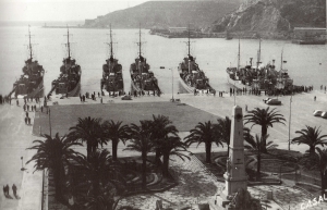 Foto tomada desde el ayuntamiento en los años 60. Son los cinco buques de guerra llamados "los cinco latinos".
