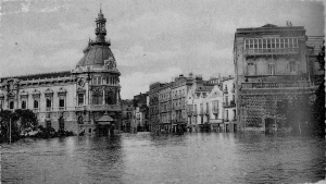 En la parte izquierda se ve al antiguo ayuntamiento de Cartagena alcanzado por el agua en la inundación del 29/08/1919