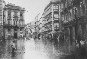 Las puertas de Murcia cuando empezó a bajar el agua tras la inundación del 29/09/1919.
