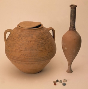 Urna funeraria y ajuares encontrados dentro del sepulcro de Torre Ciega.