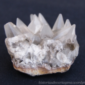 Minerales: cristales de cuarzo. Por su forma puntiaguda se le llama "dientes de perro".
